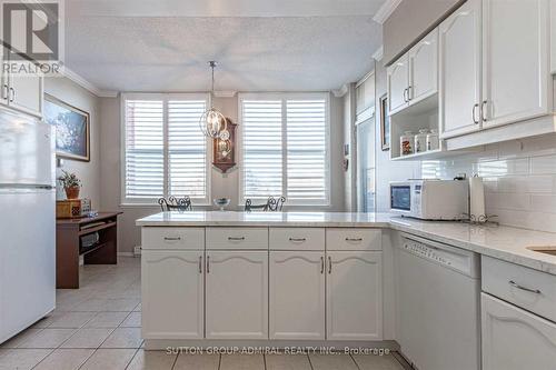 413 - 2199 Sixth Line, Oakville (River Oaks), ON - Indoor Photo Showing Kitchen