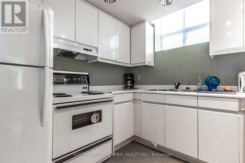 413 - 2199 Sixth Line, Oakville (River Oaks), ON - Indoor Photo Showing Kitchen