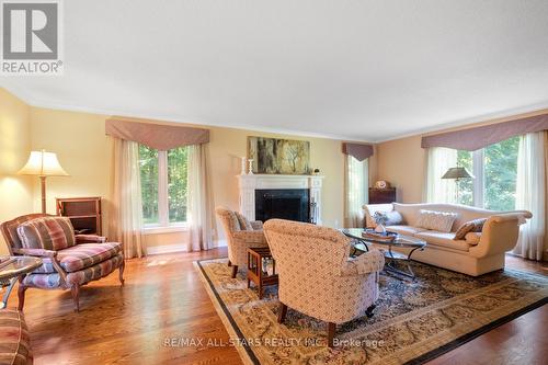 15 Skyridge Court, Whitchurch-Stouffville, ON - Indoor Photo Showing Living Room With Fireplace