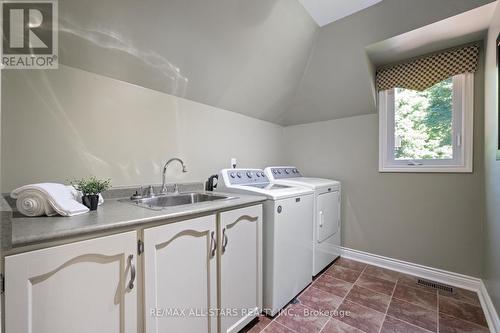 15 Skyridge Court, Whitchurch-Stouffville, ON - Indoor Photo Showing Laundry Room