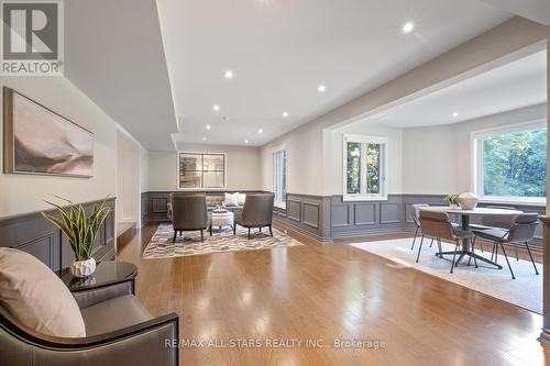 15 Skyridge Court, Whitchurch-Stouffville, ON - Indoor Photo Showing Living Room