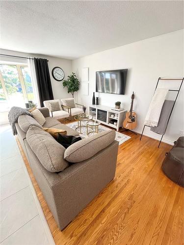 87 Locheed Drive, Hamilton, ON - Indoor Photo Showing Living Room