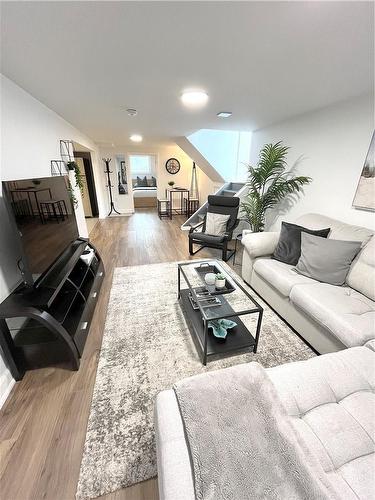 87 Locheed Drive, Hamilton, ON - Indoor Photo Showing Living Room