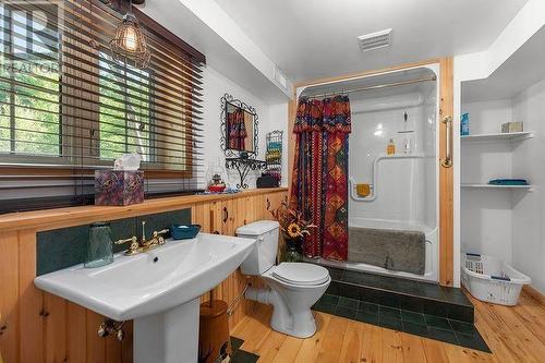 295 Stanley Road, Perth, ON - Indoor Photo Showing Bathroom