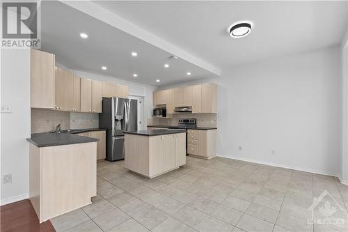 110 Hollowbrook Drive, Ottawa, ON - Indoor Photo Showing Kitchen