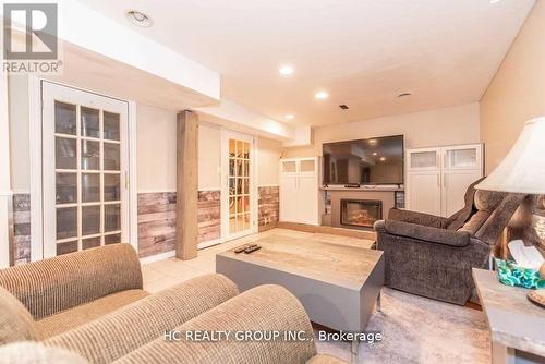 42 Greenbelt Crescent, Richmond Hill (North Richvale), ON - Indoor Photo Showing Living Room With Fireplace