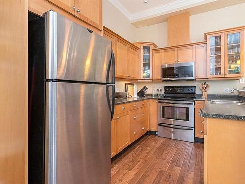 3-1813 Chestnut St, Victoria, BC - Indoor Photo Showing Kitchen