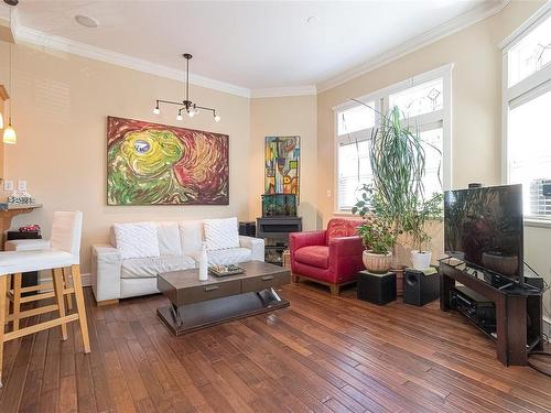 3-1813 Chestnut St, Victoria, BC - Indoor Photo Showing Living Room