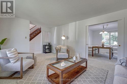 916 Farnham Road, London, ON - Indoor Photo Showing Living Room