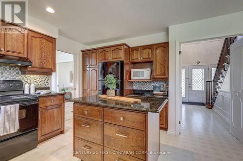 916 Farnham Road, London, ON - Indoor Photo Showing Kitchen