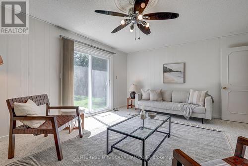 916 Farnham Road, London, ON - Indoor Photo Showing Living Room