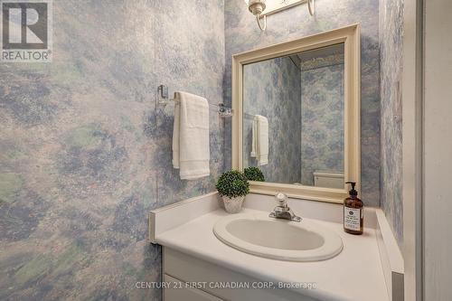 916 Farnham Road, London, ON - Indoor Photo Showing Bathroom