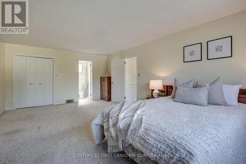 916 Farnham Road, London, ON - Indoor Photo Showing Bedroom