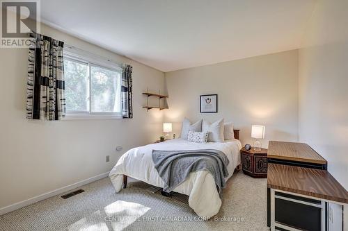 916 Farnham Road, London, ON - Indoor Photo Showing Bedroom