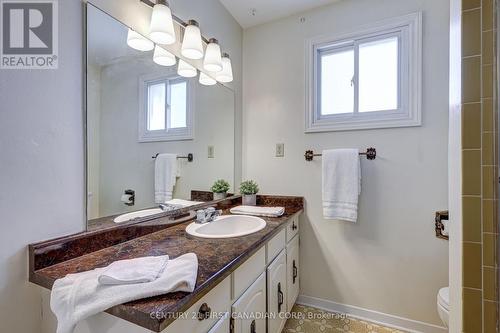 916 Farnham Road, London, ON - Indoor Photo Showing Bathroom