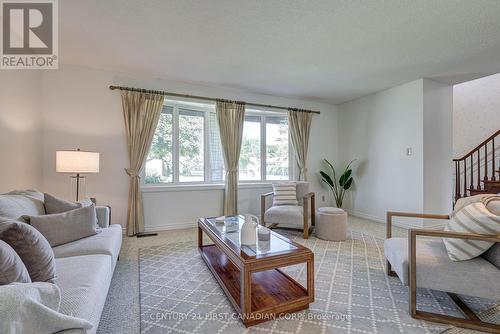 916 Farnham Road, London, ON - Indoor Photo Showing Living Room