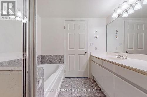 1804 - 7 Carlton Street, Toronto, ON - Indoor Photo Showing Bathroom