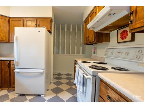 6204 York Road, Grand Forks, BC - Indoor Photo Showing Kitchen