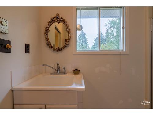 6204 York Road, Grand Forks, BC - Indoor Photo Showing Bathroom