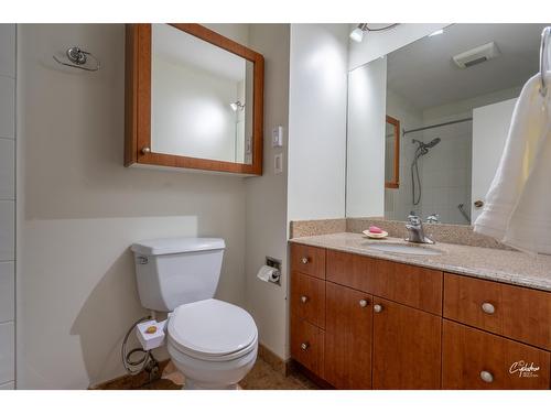 6204 York Road, Grand Forks, BC - Indoor Photo Showing Bathroom