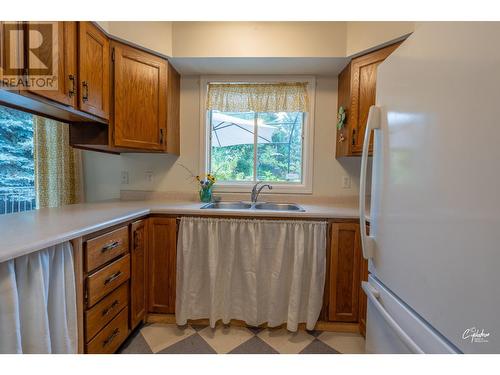 6204 York Road, Grand Forks, BC - Indoor Photo Showing Kitchen With Double Sink