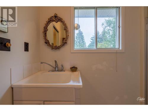 6204 York Road, Grand Forks, BC - Indoor Photo Showing Bathroom