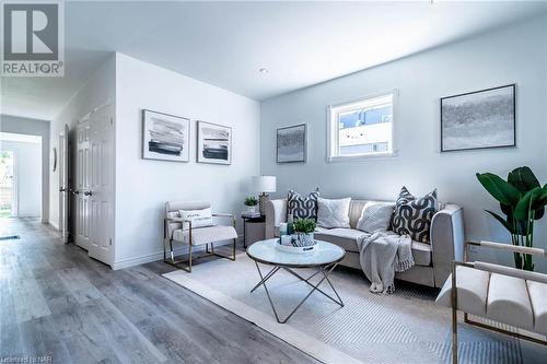 5790 Robinson Street, Niagara Falls, ON - Indoor Photo Showing Living Room