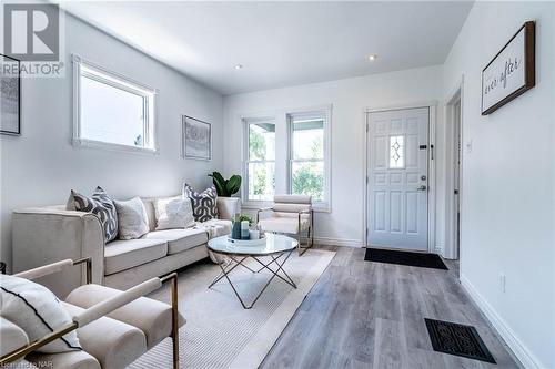 5790 Robinson Street, Niagara Falls, ON - Indoor Photo Showing Living Room