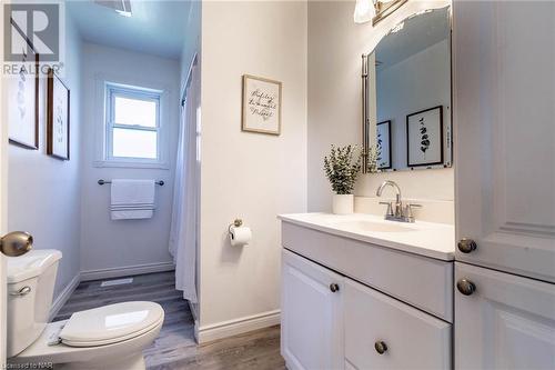 5790 Robinson Street, Niagara Falls, ON - Indoor Photo Showing Bathroom