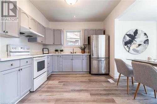 5790 Robinson Street, Niagara Falls, ON - Indoor Photo Showing Kitchen