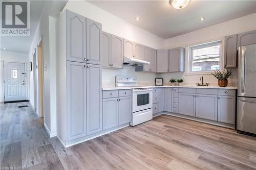 5790 Robinson Street, Niagara Falls, ON - Indoor Photo Showing Kitchen