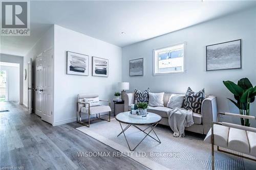 5790 Robinson Street, Niagara Falls (216 - Dorchester), ON - Indoor Photo Showing Living Room