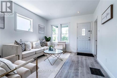 5790 Robinson Street, Niagara Falls (216 - Dorchester), ON - Indoor Photo Showing Living Room