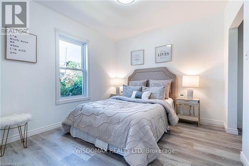 5790 Robinson Street, Niagara Falls (216 - Dorchester), ON - Indoor Photo Showing Bedroom