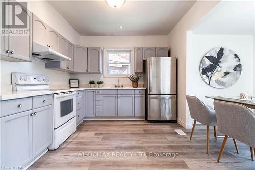 5790 Robinson Street, Niagara Falls (216 - Dorchester), ON - Indoor Photo Showing Kitchen