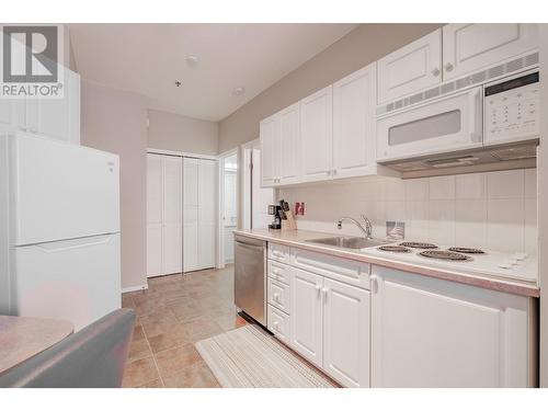 5052 Riverview Road Unit# 1006B, Fairmont Hot Springs, BC - Indoor Photo Showing Kitchen