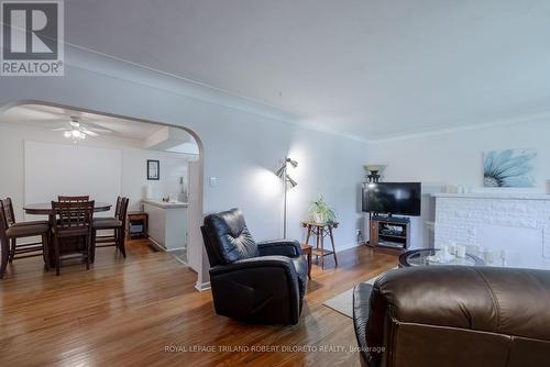 22756 Komoka Road, Middlesex Centre (Komoka), ON - Indoor Photo Showing Living Room