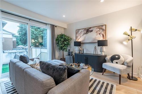 23 Woodman Drive N, Hamilton, ON - Indoor Photo Showing Living Room