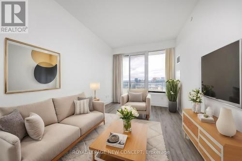 Ph307 - 75 Canterbury Place, Toronto (Willowdale West), ON - Indoor Photo Showing Living Room