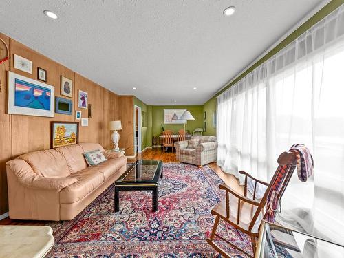 2437 Coldwater Ave, Merritt, BC - Indoor Photo Showing Living Room