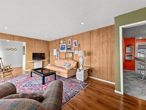 2437 Coldwater Ave, Merritt, BC - Indoor Photo Showing Living Room