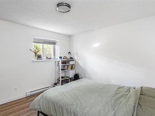 1-2721 Fernwood Rd, Victoria, BC - Indoor Photo Showing Bedroom