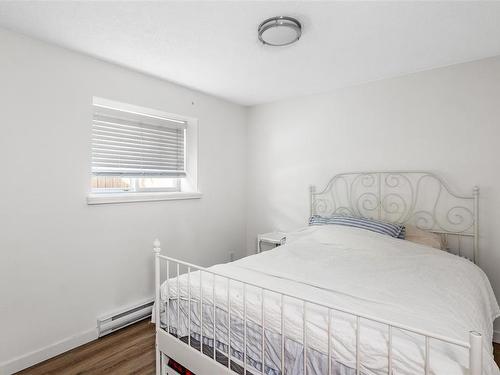 1-2721 Fernwood Rd, Victoria, BC - Indoor Photo Showing Bedroom