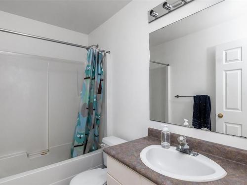 1-2721 Fernwood Rd, Victoria, BC - Indoor Photo Showing Bathroom