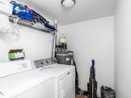 1-2721 Fernwood Rd, Victoria, BC - Indoor Photo Showing Laundry Room