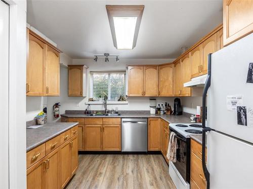 1-2721 Fernwood Rd, Victoria, BC - Indoor Photo Showing Kitchen With Double Sink