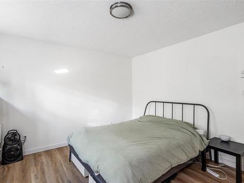 1-2721 Fernwood Rd, Victoria, BC - Indoor Photo Showing Bedroom