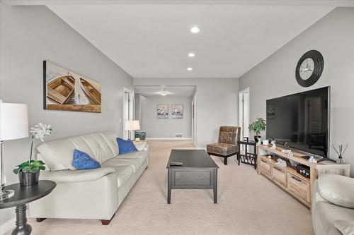 3712 Sunset Ranch Drive, Kelowna, BC - Indoor Photo Showing Living Room