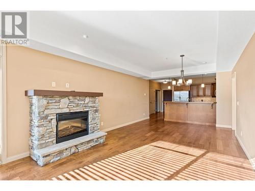 2760 Auburn Road Unit# 102, West Kelowna, BC - Indoor Photo Showing Living Room With Fireplace