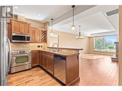 2760 Auburn Road Unit# 102, West Kelowna, BC - Indoor Photo Showing Kitchen With Double Sink